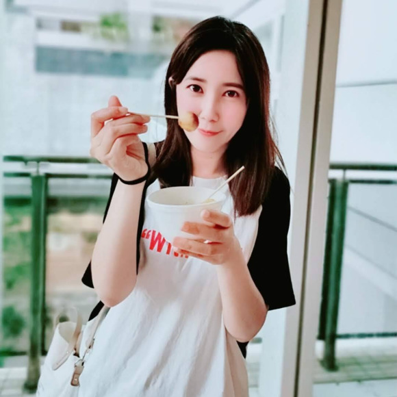 Hsin hui Hung - Poshmark Profile Picture of Hsin hui Hung (@evelyn0115) on Poshmark