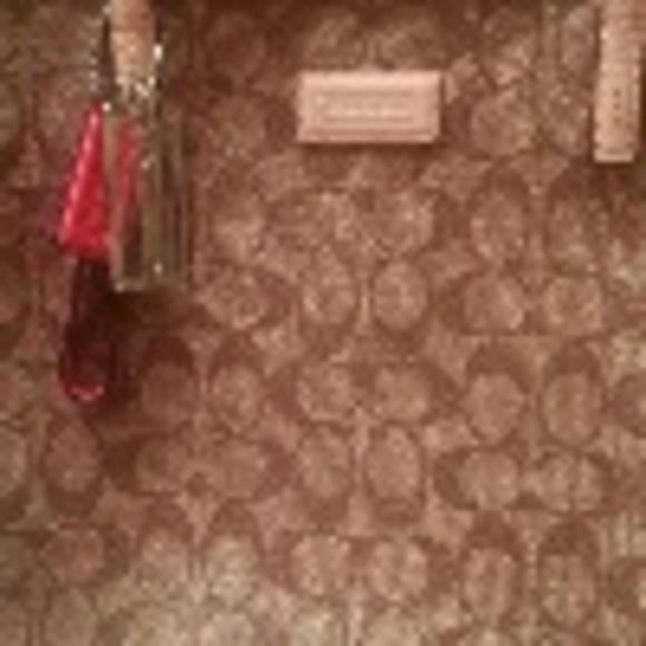 Profile Picture of Karen Hier (@khier) on Poshmark