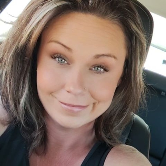Profile Picture of Angie Stackling (@angiestackling) on Poshmark
