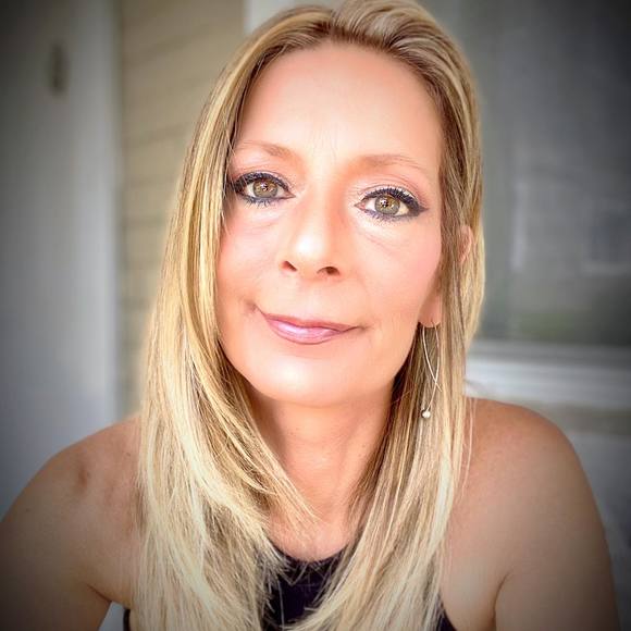 Profile Picture of Tamara Cote (@tamaralc30) on Poshmark