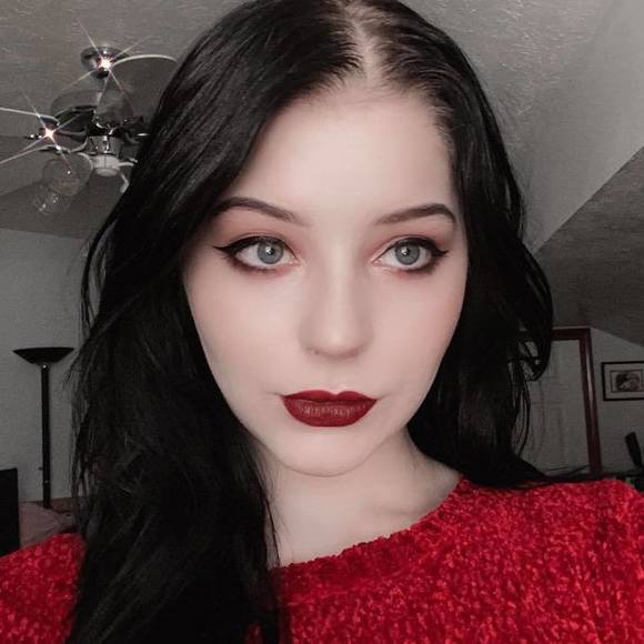 Profile Picture of Faith Chabert (@fairysherbert4) on Poshmark