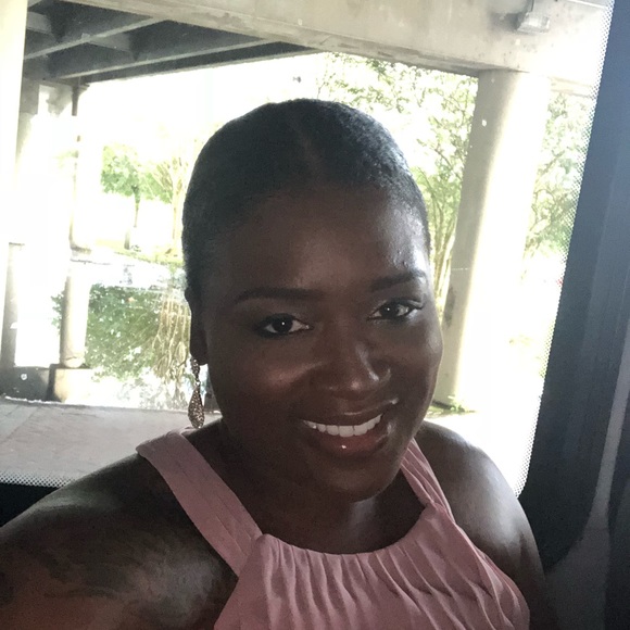Profile Picture of Pauline Williams (@pnwill84) on Poshmark