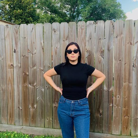 Profile Picture of Daniela Serna (@dcsp1208) on Poshmark