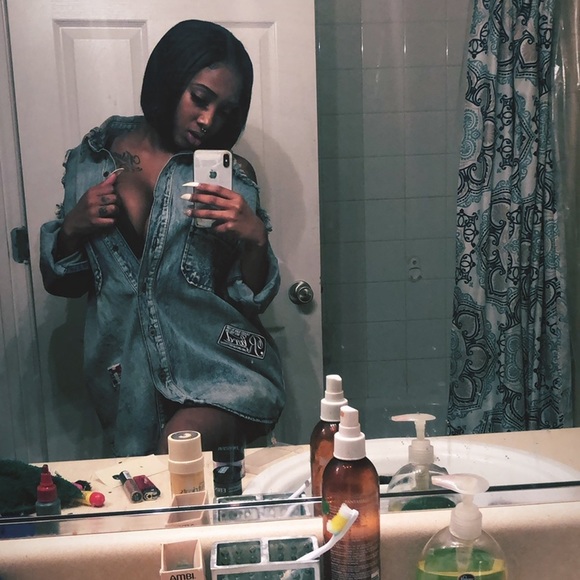 Profile Picture of Amiya Roberts (@amiyaroberts) on Poshmark