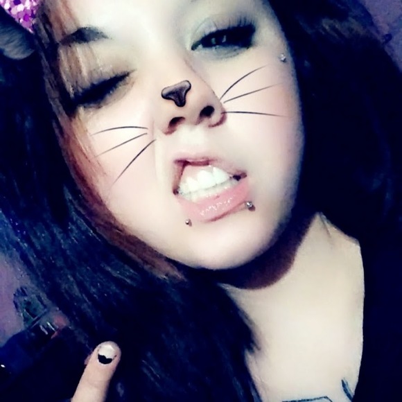 Profile Picture of Victoria Carter (@bereal666) on Poshmark