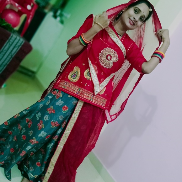 Profile Picture of Pinky Athaya (@pinkyathaya) on Poshmark