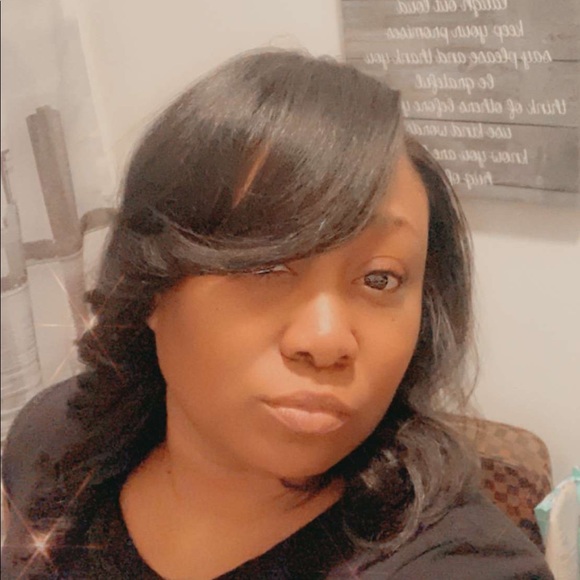 Profile Picture of Gabrielle Moore (@gabriellemoo227) on Poshmark