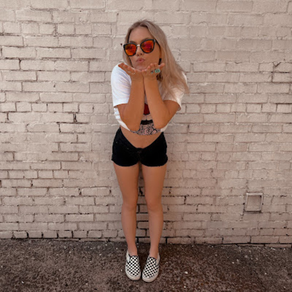 Profile Picture of Brianne Thomas (@thomabri005) on Poshmark