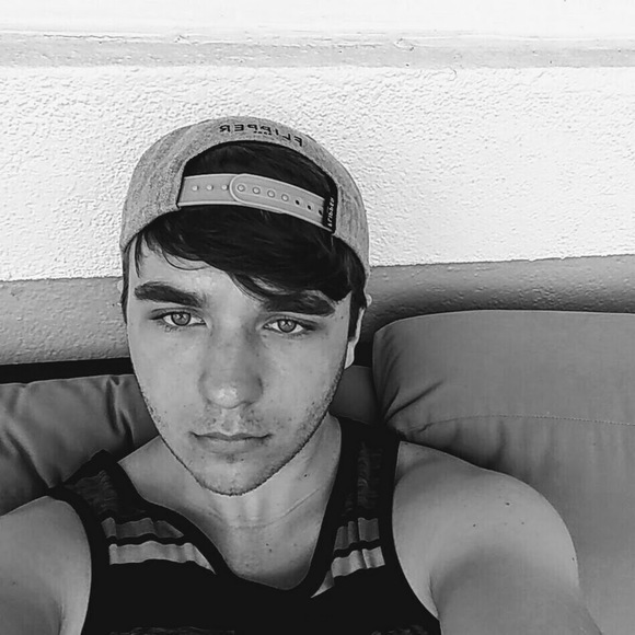 Profile Picture of Evan Anderson (@evananderson853) on Poshmark