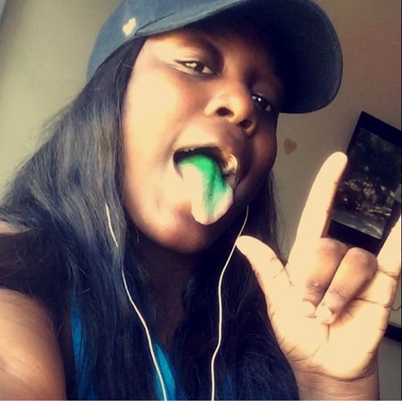 Profile Picture of Talynna Devoue (@lonnieponnie) on Poshmark