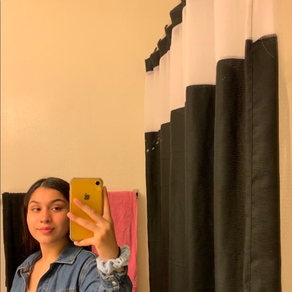 Profile Picture of Ray Banda (@strwbbyray) on Poshmark