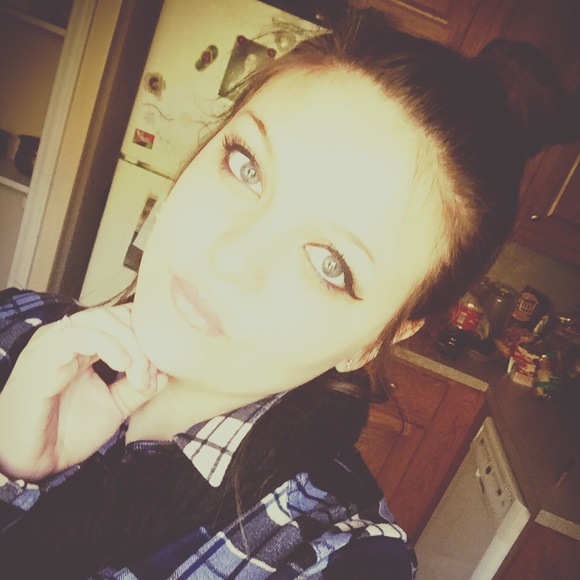 Profile Picture of Haley Booth (@fashion_beast_) on Poshmark