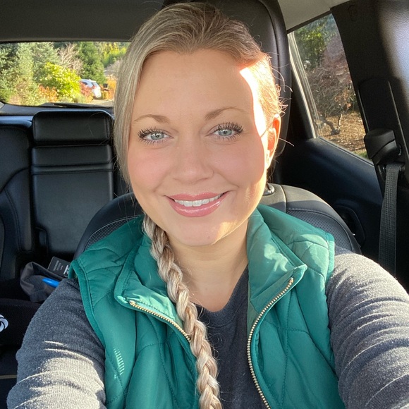 Profile Picture of Lacey Richards (@lacey8284473) on Poshmark
