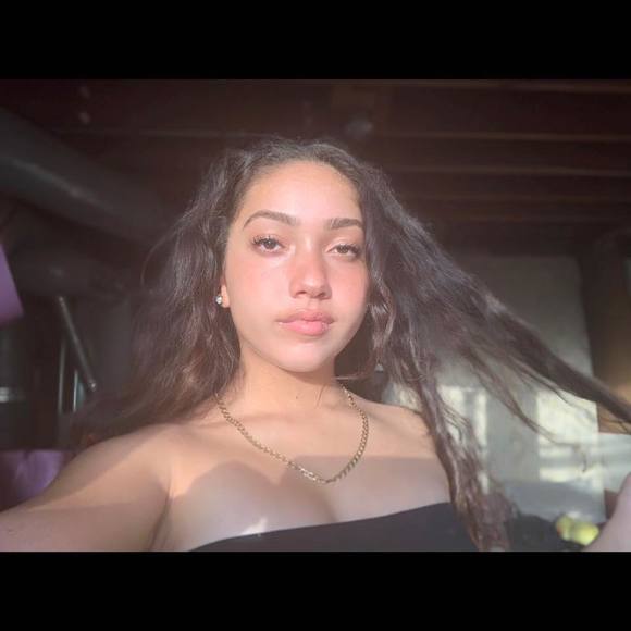 Profile Picture of Isabella Abasolo (@bellaabasolo) on Poshmark