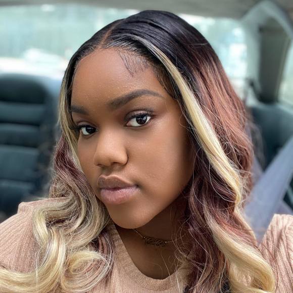 Profile Picture of Carlai Gibbons (@carlaigibbons) on Poshmark