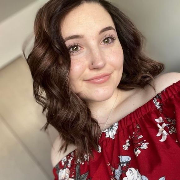 Profile Picture of Isabella Hanson (@isabellahans660) on Poshmark