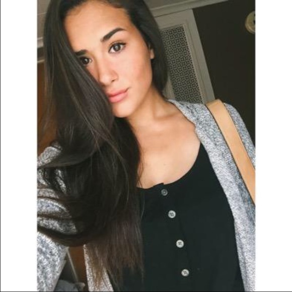 Profile Picture of Gillian Barber (@barbs_1221) on Poshmark