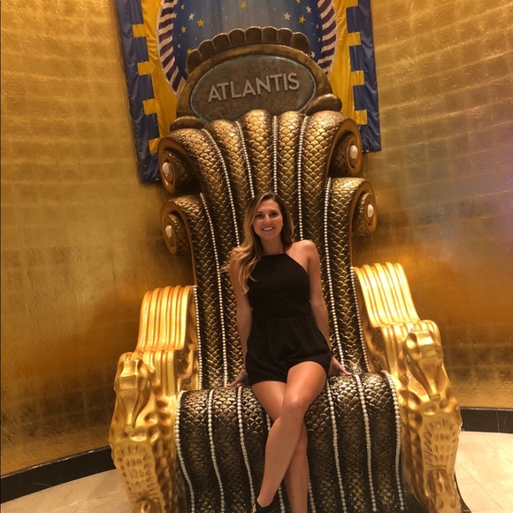 Profile Picture of Lorin Renfroe (@lorinelayne) on Poshmark