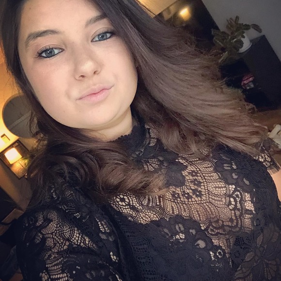 Profile Picture of Simone Bobek (@sbobek22) on Poshmark
