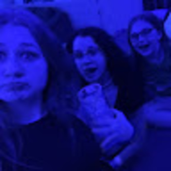 Profile Picture of Chloe Blonigen (@chloeblonigen) on Poshmark