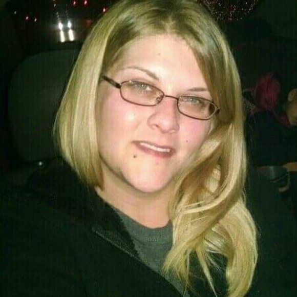 Profile Picture of Nicole Sarven (@sarven1983) on Poshmark