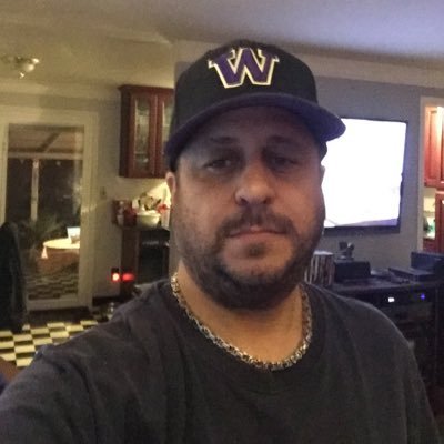 Profile Picture of Steven Holifield (@seattleonefan) on Twitter