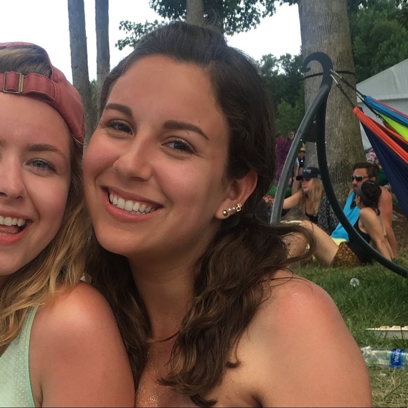 Profile Picture of Paula Del valle (@pauladvt96) on Poshmark