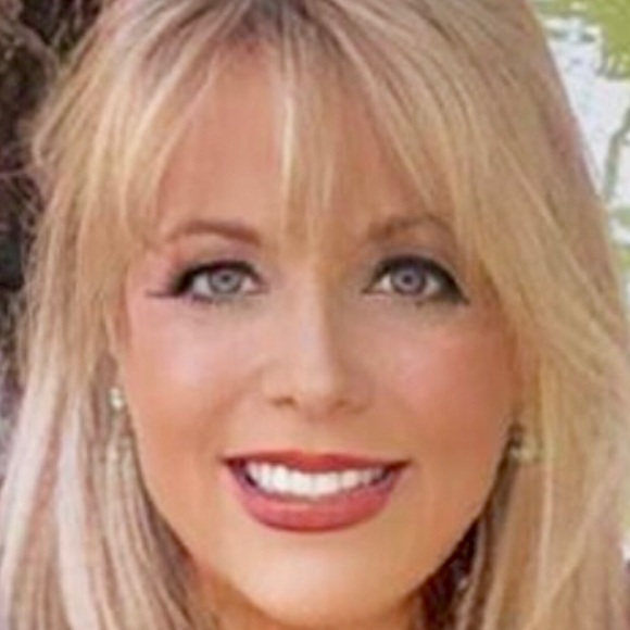 Profile Picture of Ann Sponder (@tyleva) on Poshmark