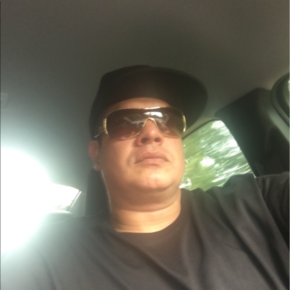 Profile Picture of Richard Munoz (@richiedollarss) on Poshmark