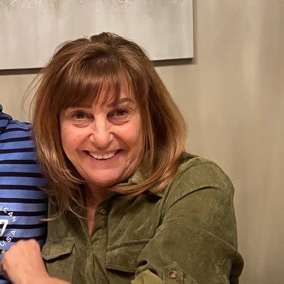 Profile Picture of Andrea Chaklos (@andrea3355) on Poshmark