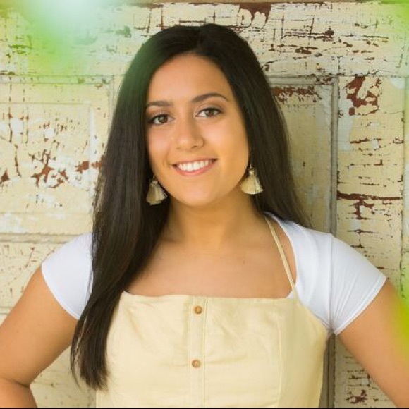 Julia Mcgovern - Poshmark Profile Picture of Julia Mcgovern (@julia_mcgovern) on Poshmark