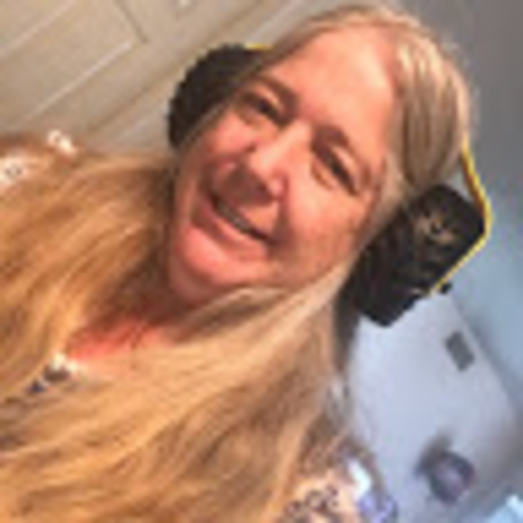 Profile Picture of Mommaoxarart Oxarart (@barbaraoxarart) on Poshmark