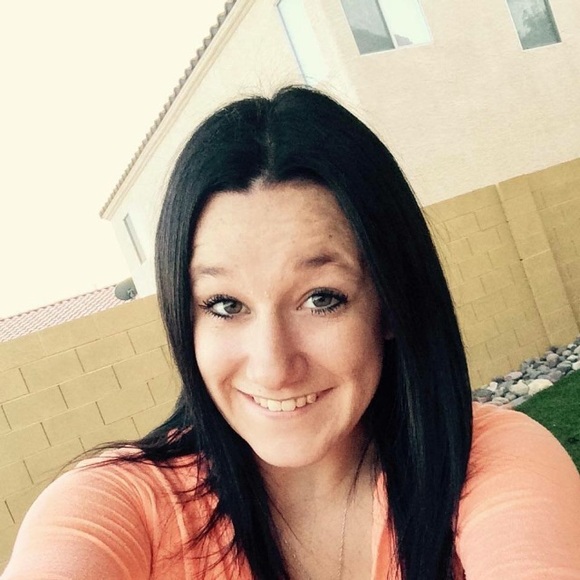 Profile Picture of Jessie Waldroop (@glitterqueen_22) on Poshmark