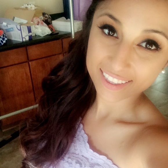 Profile Picture of Armani Drozdowski (@manimonae) on Poshmark