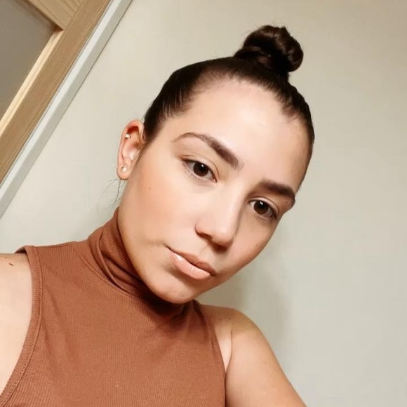 Profile Picture of Daniela Fundora (@danielafundora) on Poshmark