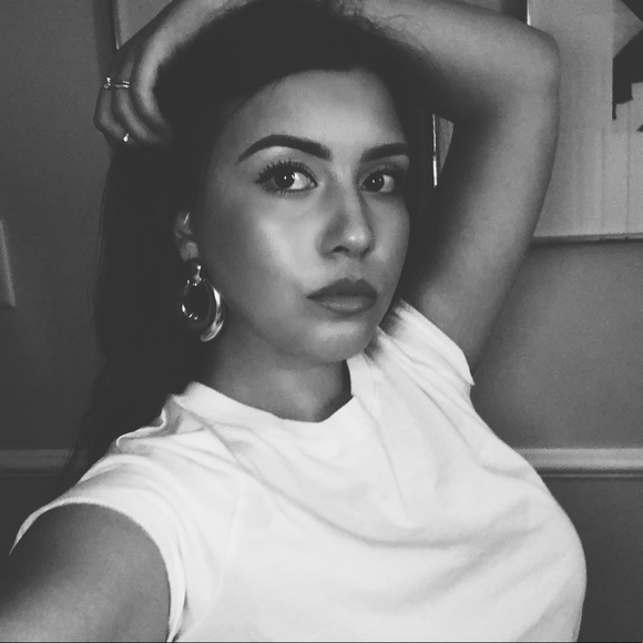 Profile Picture of Deanna Nunez (@deanna_nunez) on Poshmark