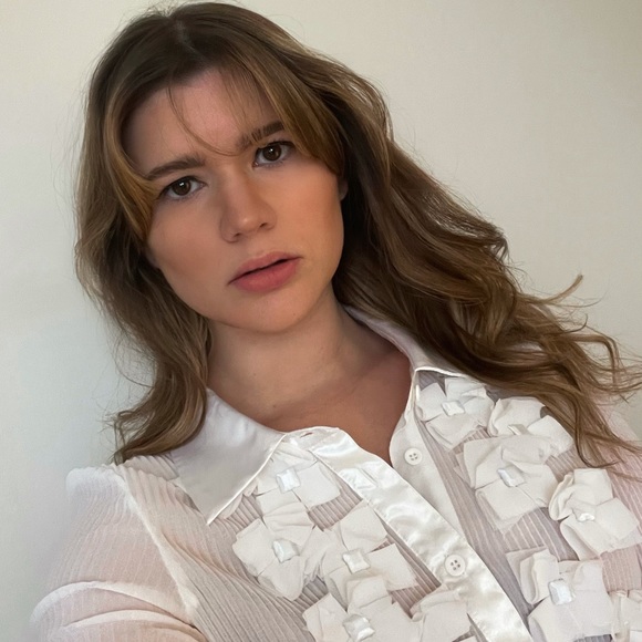 Profile Picture of Danielle Mossman (@daniellemossman) on Poshmark