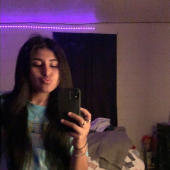 Profile Picture of Alexa Guillen (@alexa_guillen) on Poshmark