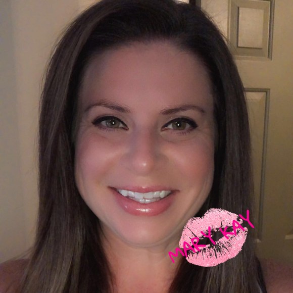 Profile Picture of Allison Bill (@allisonbill) on Poshmark