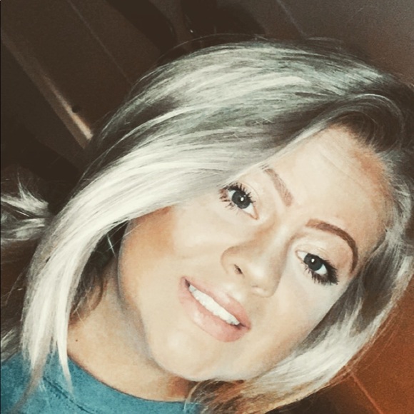 Profile Picture of Macy Vetetoe (@macyvetetoe) on Poshmark