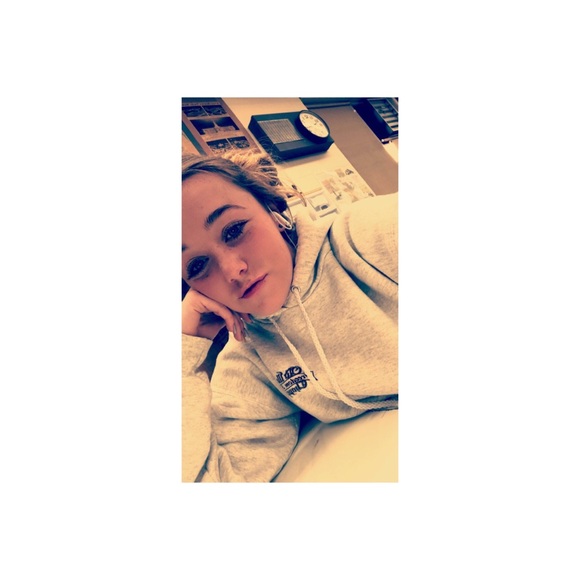 Profile Picture of Zoey Starika (@zoeystarika) on Poshmark