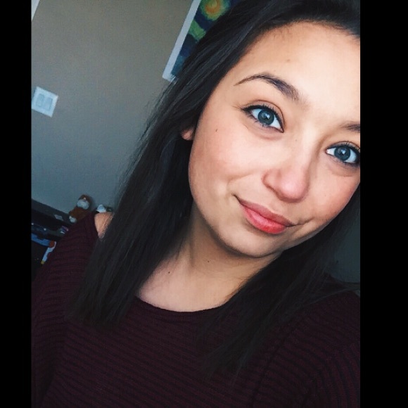Profile Picture of Makayla Putman (@makaylamputman) on Poshmark