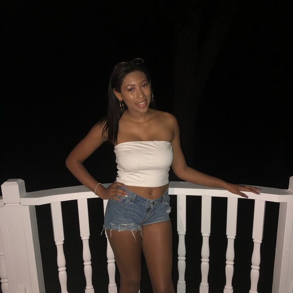 Profile Picture of Raquelle Hardy (@raquelle1106) on Poshmark