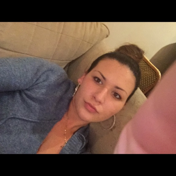 Profile Picture of Corinna Satz (@corinnalynnsatz) on Poshmark