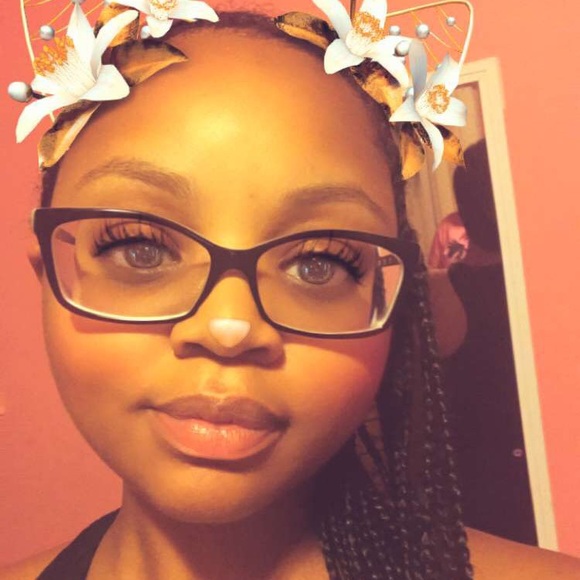 Profile Picture of Lorraine Brown (@vikkirain) on Poshmark