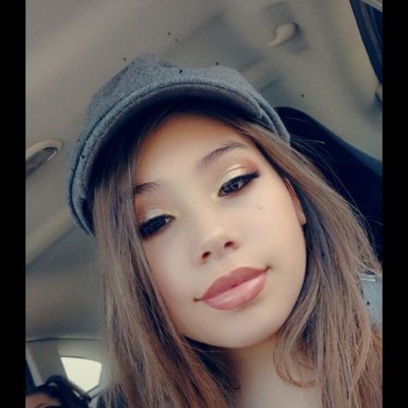 Profile Picture of Ariel Flores (@arielflores682) on Poshmark