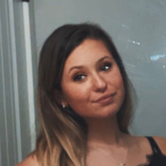 Profile Picture of Jordyn White (@jwhite0301) on Poshmark