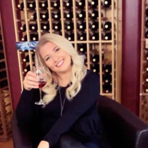 Profile Picture of Katelyn Lippens (@katelynquinn12) on Poshmark