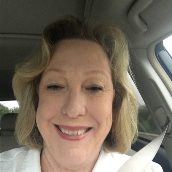 Profile Photo of Lynda Hilliard (@lyndahilliard) on Poshmark