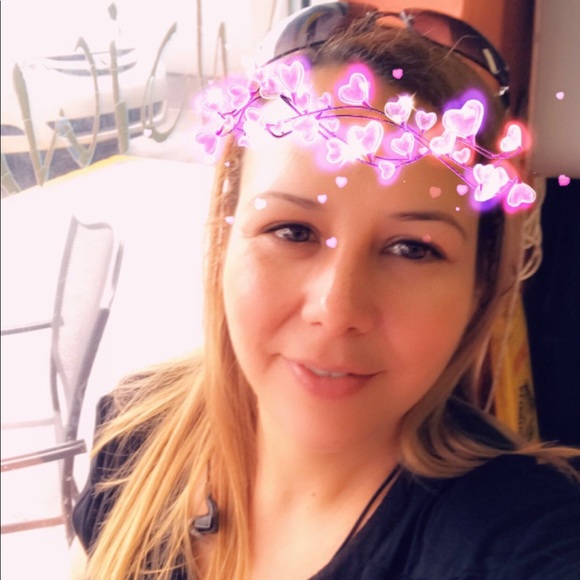 Profile Picture of Ivonne Alvarez (@ivnalvz) on Poshmark